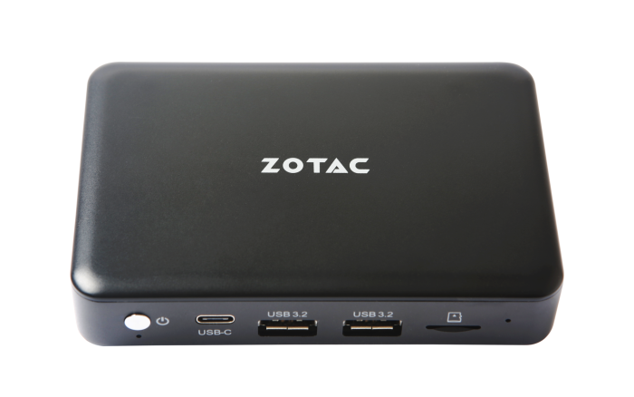 An der Front des kleinen Gehäuses ist nicht viel Platz. (Bild: Zotac)